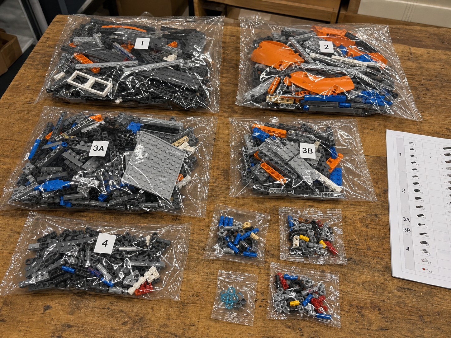 Illustration réaliste de sachets numérotés avec pièces de construction compatibles